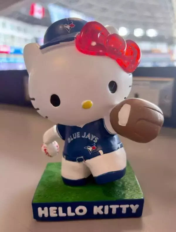 ブルージェイズ、先着１万５０００人にキティちゃんのボブルヘッド人形進呈の「ハロー・キティ・デー」が大盛況
