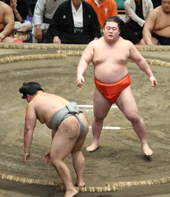 十両・嵐富士、初の幕内の土俵で白星「人が多くて、少し緊張もあったが、楽しく取れた」　取組後のファンサービスに込めた思いも明かす