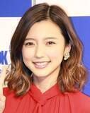 「真野恵里菜　クリスマス“恒例”夫＆子どもと家族ショット！「この家族にまざりたい！」「幸せ溢れるお写真」「ペアルックかと」」の画像1