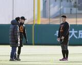 「【巨人キャンプルポ】キャンプに集結…スカウト陣の意外な仕事とは　即戦力選手を探す上で重要な「最低ライン」　」の画像1