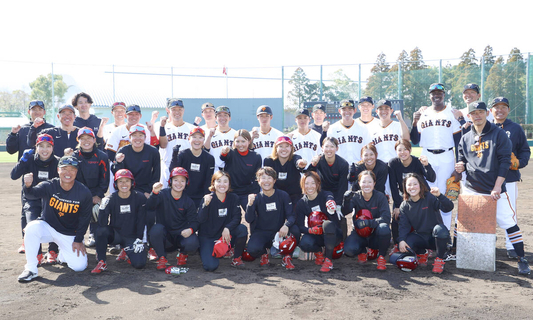 【巨人】女子ソフト部と異例の合同練習　石井琢朗２軍監督「一見の価値がある」…宮崎２軍キャンプ