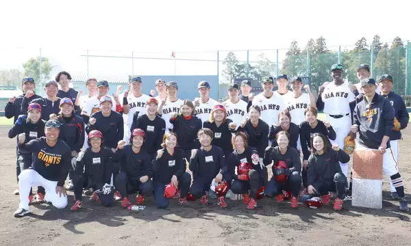 【巨人】女子ソフト部と異例の合同練習　石井琢朗２軍監督「一見の価値がある」…宮崎２軍キャンプ