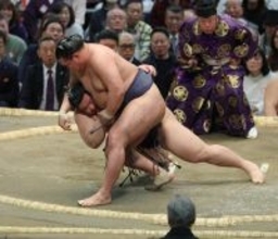横綱・豊昇龍が初日から３連勝　義ノ富士にもろ差し許すも　逆転の首投げ「慌てずに相撲を取れて良かった」