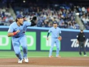 岡本和真、三塁守備での好プレー＆メジャーデビューから６戦連続安打　「４番・三塁」でスタメン