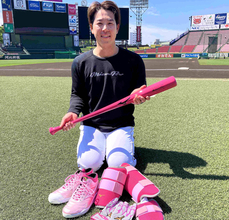 【楽天】 ミズノアンバサダーの鈴木大地が「ＮＰＢマザーズデー２０２６」でピンクグッズを使用