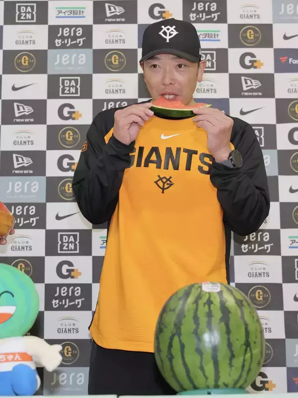 【巨人】「スイカパワー」注入！　長嶋さんも愛した千葉・富里スイカ贈呈　阿部監督「甘い！」「みずみずしい」