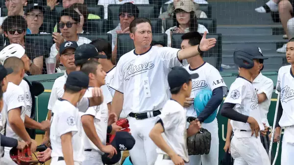 【甲子園】八王子実践・河本ロバート監督「いい顔をしてプレーしていた」９回２死から執念同点の選手たちをねぎらう…延長で無念サヨナラ負け