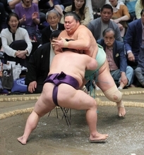 平幕・美ノ海が全勝の大関・琴桜止める　「しっかり前に出て相撲取れた」自力で首位に並ぶ