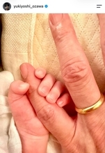 新米パパ・小澤征悦「小さな君に、ありったけの愛を」第１子との“手つなぎ”ショットを公開