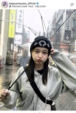 影山優佳、ニット帽姿が「めっちゃ彼女感」大阪を満喫＋食べ歩き姿に「もぐもぐ影ちゃんカワイイ」の声