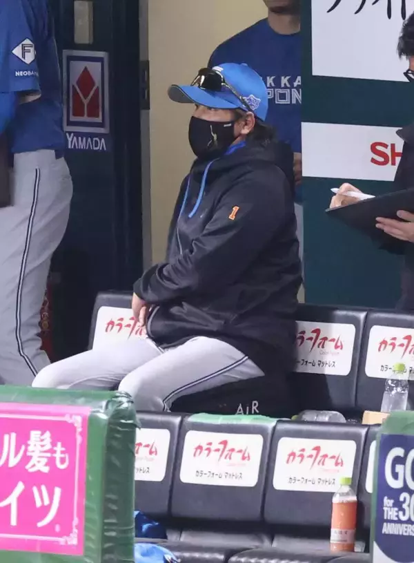 【日本ハム】新庄監督「カットに早く投げたい気持ちが、ちょっと慌てちゃったのかな」郡司裕也のフライ落球を嘆く…アドバンテージ含め０勝３敗