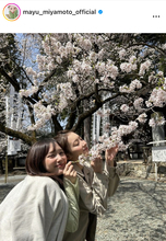 宮本茉由、ドラマ共演の本田翼と満開の桜に釘付け　あふれる笑顔に「可愛すぎて腰抜かしました」の声