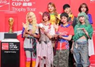 ＸＧ、サッカーＷ杯のトロフィー触りたいとおねだりもかなわず「見られるだけで光栄です」