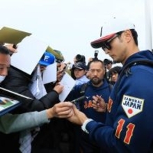 ダルビッシュのサイン会にファン殺到　侍ジャパン宮崎合宿初日に一番の大歓声