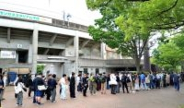 全日本大学駅伝関東選考会１８時スタート　強風の中、７枠の出場権を争う　駅伝ファンが長蛇の列つくる