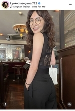 長谷川京子、ノースリーブトップス×縁ありメガネでリラックスムード全開！「背中のラインが美しい」「黒が似合いすぎて」