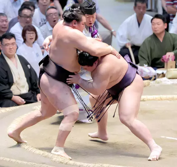 ２横綱２大関が総崩れ…豊昇龍は３敗目、大の里は４敗目　綱取りの霧島は痛恨の２敗目　安青錦は勝ち越し１敗を守り、琴栄峰、獅司とともに首位を守る