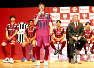 神戸、新加入のＭＦ乾貴士は縁起のいい背番号１４「ガツガツいきます」…スキッベ監督はドイツ語に期待も「全部忘れました」