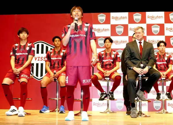 神戸、新加入のＭＦ乾貴士は縁起のいい背番号１４「ガツガツいきます」…スキッベ監督はドイツ語に期待も「全部忘れました」