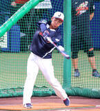 「侍ジャパンの吉田正尚が圧巻のフリー打撃　特大弾とバックスクリーンへ　左翼での守備練習も」の画像1