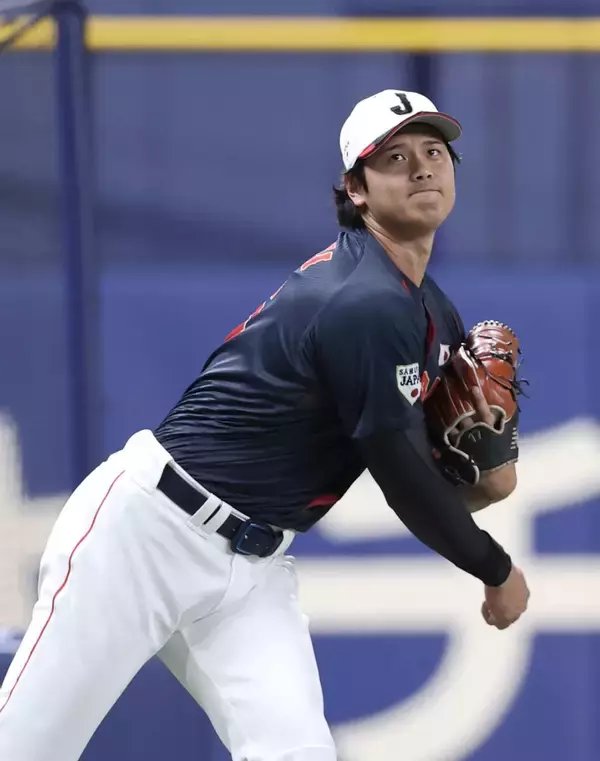 侍・大谷翔平が異例の１００メートル大遠投　終了後はグッドポーズで笑顔　大忙しの二刀流調整