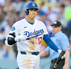 大谷翔平、トレーナーチェックへ　右手首を気にするしぐさ　開幕から６戦２６打席長打なしで打率・１６７
