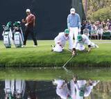 「松山英樹が爆笑！　片岡尚之が水切りショット後にクラブを池ポチャするハプニング　マスターズ練習日」の画像1