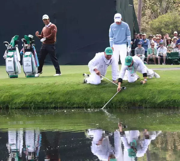 松山英樹が爆笑！　片岡尚之が水切りショット後にクラブを池ポチャするハプニング　マスターズ練習日