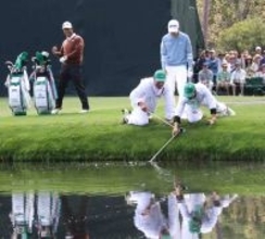 松山英樹が爆笑！　片岡尚之が水切りショット後にクラブを池ポチャするハプニング　マスターズ練習日