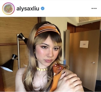 「何度も見た！」アリサ・リュウ、７０年代ルックスにびっくり！「言葉にならない…」「ワオ！」…ＭＶ出演