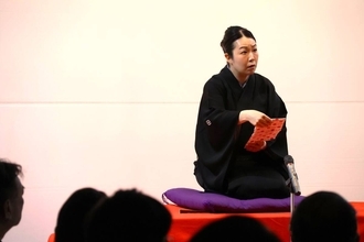 来春真打昇進の林家あんこ、花束サプライズに「末永く応援してもらえる噺（はなし）家に」～出身地の東京・墨田区でのイベントで話題落語『北斎の娘』披露！