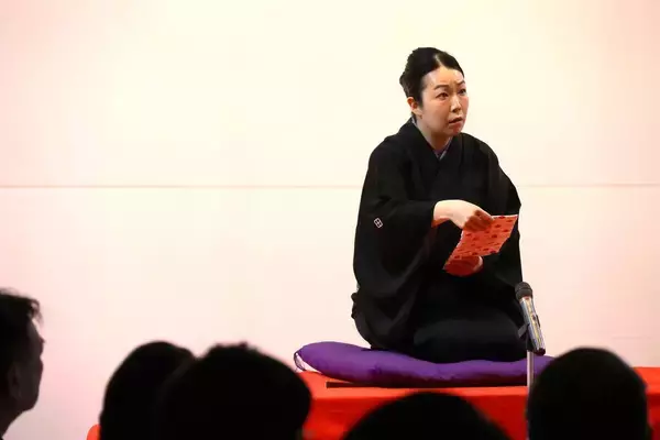 来春真打昇進の林家あんこ、花束サプライズに「末永く応援してもらえる噺（はなし）家に」～出身地の東京・墨田区でのイベントで話題落語『北斎の娘』披露！