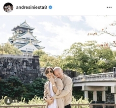 「日本にいるの」「マジで？？」元スペイン代表ＭＦ　最新ショットに騒然！美人妻にバックハグ「お帰り」イニエスタ氏