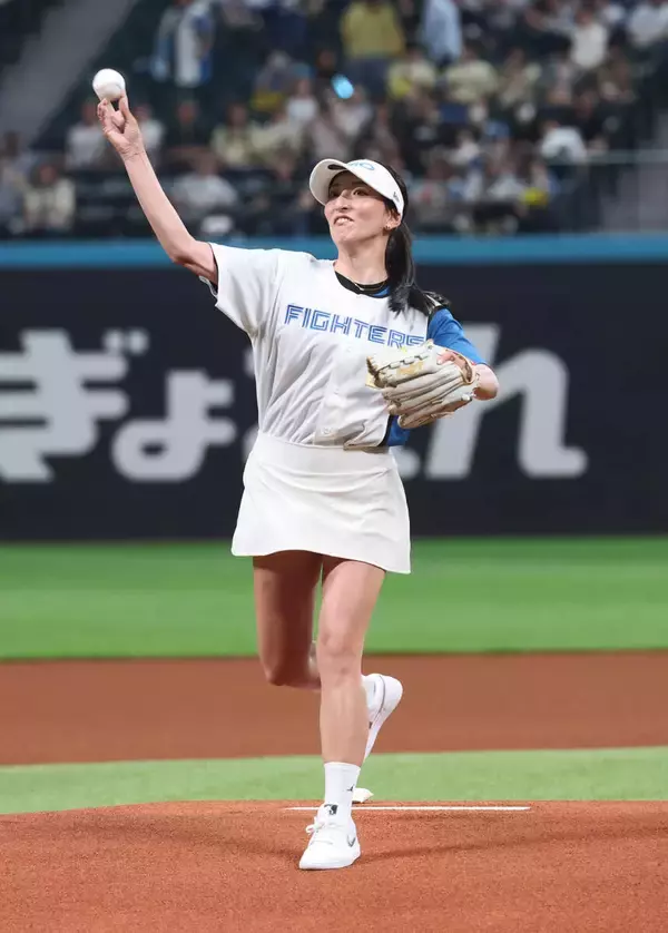 【日本ハム】プロゴルファー・脇元華がファーストピッチで完璧なストライク投球「いい球が投げられてよかった」