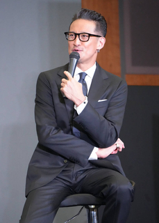 松岡昌宏、２０周年の“我が子”トイレを抱っこし「結構重いです。小４？」