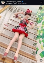 “奇跡の５７歳”「かつみさゆり」さゆり「階段シリーズ」で驚がくのスラリ足を披露　「綺麗です」「老ける気がしない」
