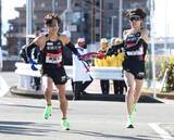 「【箱根駅伝】トライアスロンから転身！　８位・創価大、監督の甥っ子・榎木凜太朗が９区で初出走」の画像1