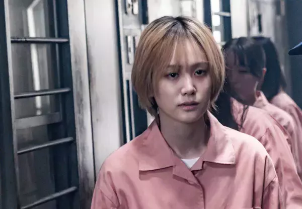 尾碕真花「役作りは見た目から」プリン頭の金髪に変身　篠原涼子主演「パンチドランク・ウーマン」で未決拘禁者役