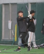 【巨人】石塚裕惺が最後まで居残り打撃　前日に「一番下手くそなので一番練習しないと」と危機感