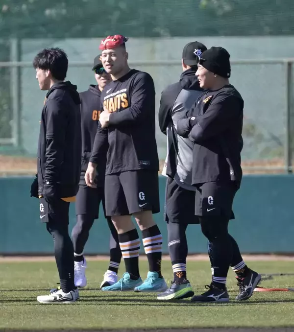 【巨人】ドラ６・藤井健翔がピラティスで苦悶の表情　久保康生巡回投手コーチも参加