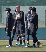 【巨人】ドラ６・藤井健翔がピラティスで苦悶の表情　久保康生巡回投手コーチも参加