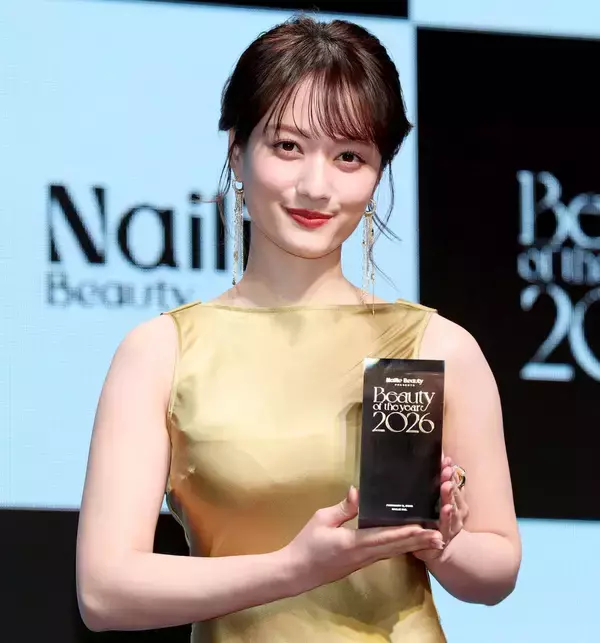 谷まりあ「マスクをしていても目元で気づいてもらえることが多い」喜びゴールドのドレスに負けないメイク　アイ部門受賞