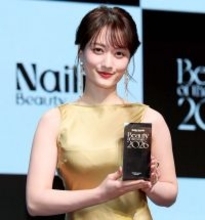 谷まりあ「マスクをしていても目元で気づいてもらえることが多い」喜びゴールドのドレスに負けないメイク　アイ部門受賞