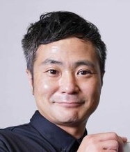 ５年前に引退　電撃婚した元人気芸人が「ラブラブ」「移住して沖縄で奥さんと出会い…」カラテカ入江氏が祝福