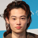 「父は有名俳優、イケメン長男のデコ出し金髪×黒コーデにファン歓喜！「めっさいい」「可愛すぎ」窪塚愛流が公開」の画像1