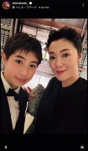 寺島しのぶ　イケメン息子と中村橋之助の披露宴へ！「ますますハンサム」豪華出席者と集合「華やかな皆さま」