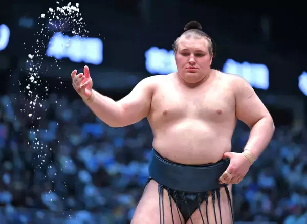 関脇・安青錦、大関復帰に王手！　１敗で首位も守る　左足を痛めながら横綱・豊昇龍破る
