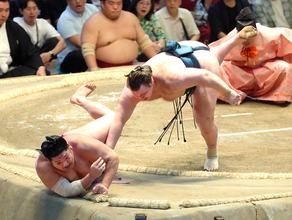安青錦、２敗単独トップ守って３度目Ｖに王手…左足の痛みを抱えながら尊富士退ける　「男から見てもかっこいい」C・ロナウドに学ぶストイックさ