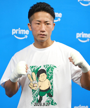 【ボクシング】井上拓真が新Ｔシャツを披露 デザインした、いとこの浩樹「顔に自信をのぞかせている」