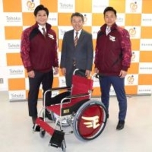 【楽天】「ホームランチャリティー」で車いす２７台を寄贈　フェンス前方移動で「今年はホームランが増える」と銀次アンバサダー
